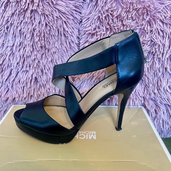 Michael Kors: Black Cross Strap Sandal. Women’s size 7M - Picture 4 of 10